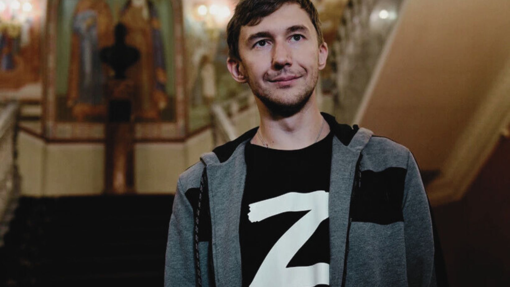 Сергей карякин в футболке с символом российской оккупационной войны